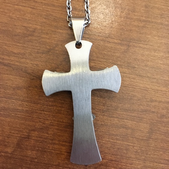 Men’s oversized stainless steel cross necklace - Picture 5 of 9